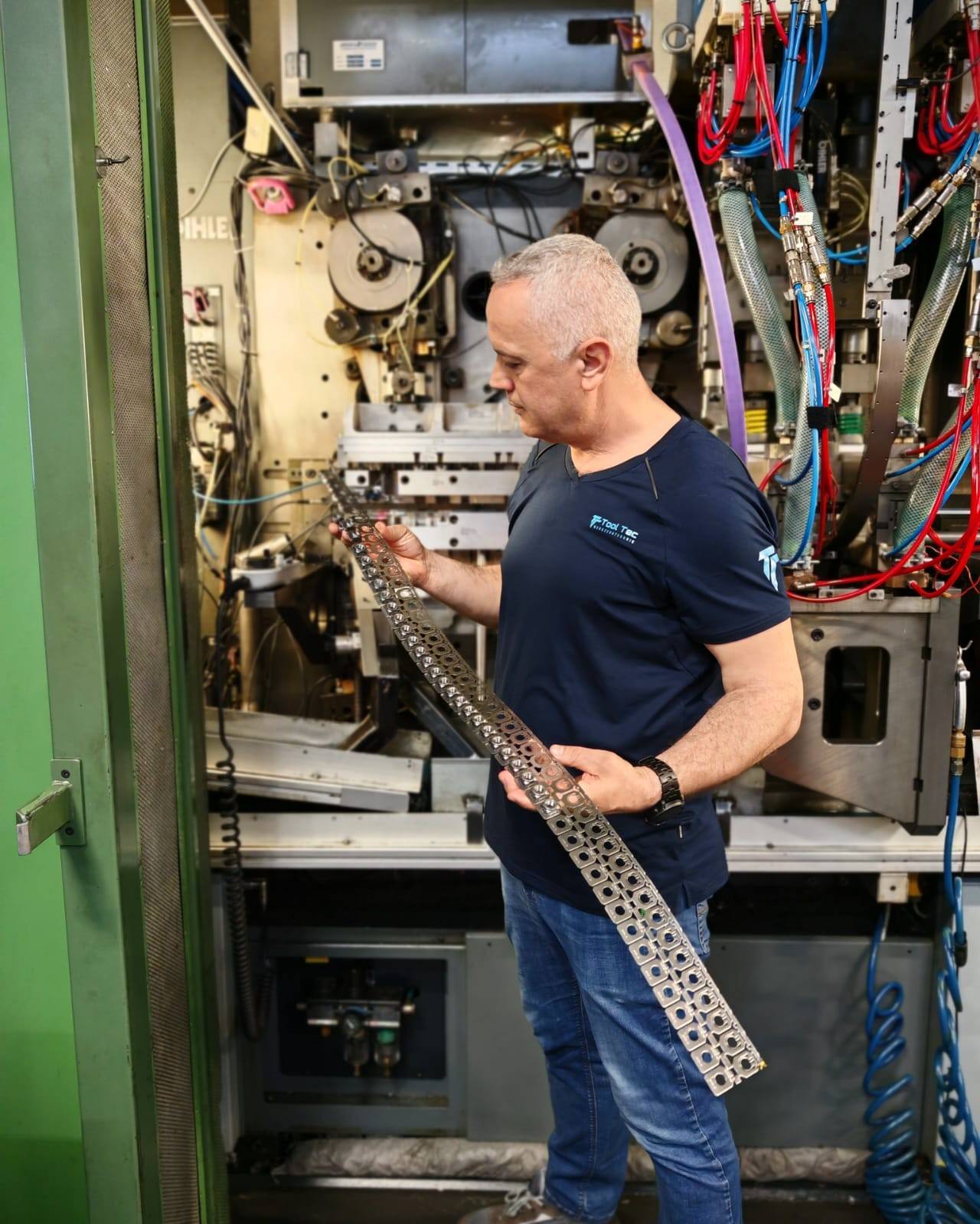 Stanz- Biege Werkzeug mit einem Schweißmodul, konzipiert für eine GRM 80 Bihler Maschine